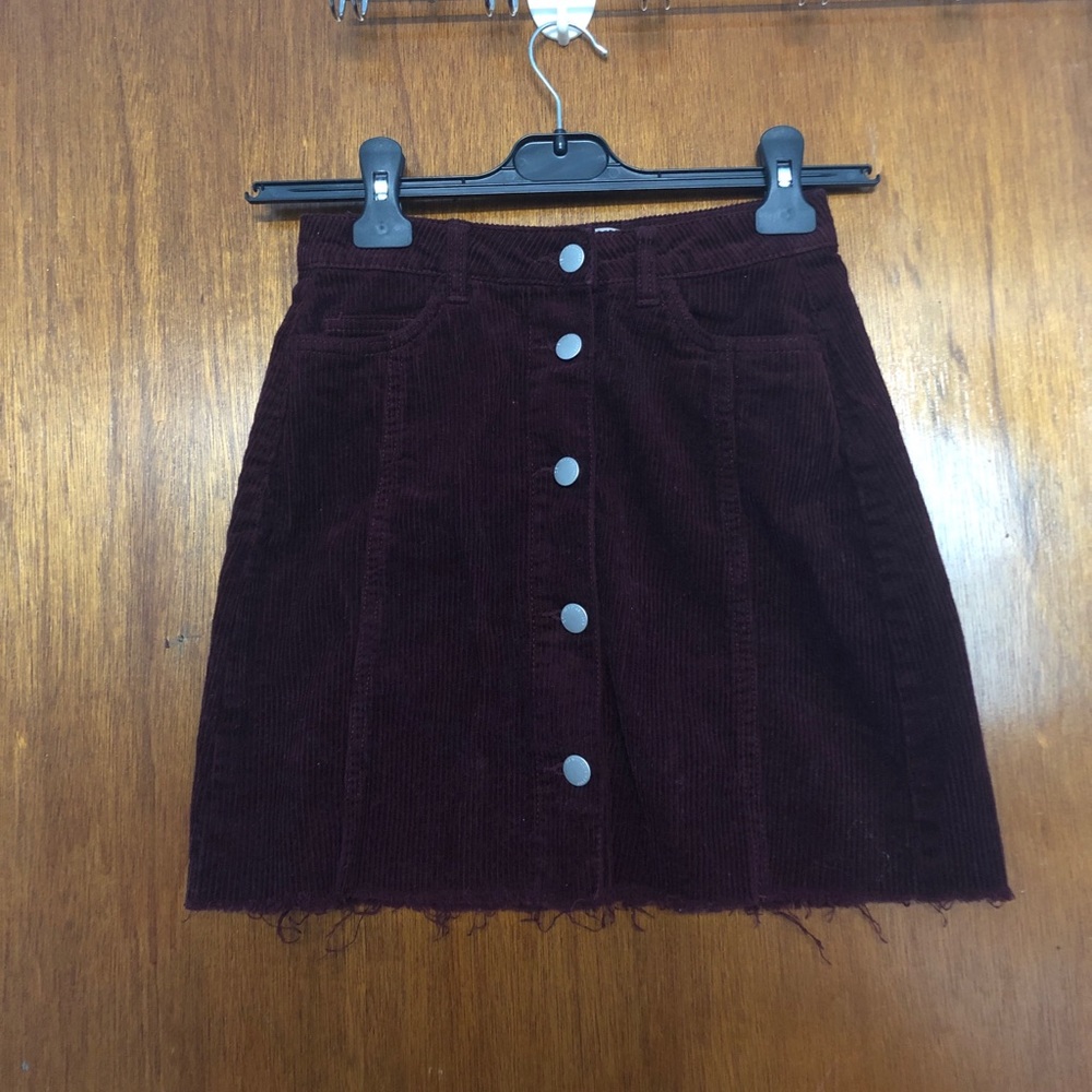 dark maroon button down skirt ✨
